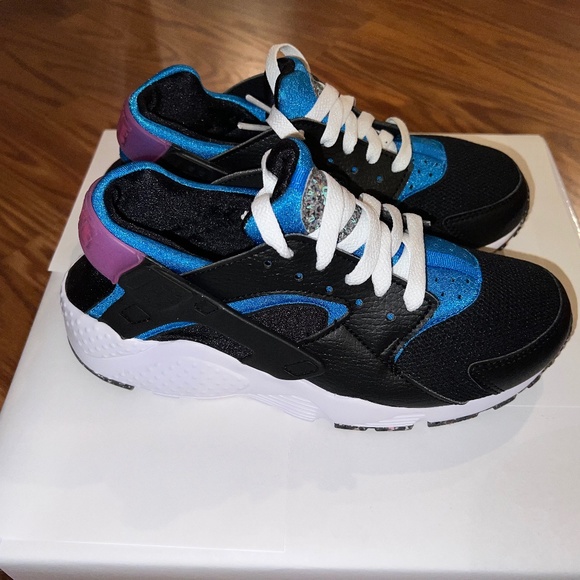 Nike Kids Huraches Run size 4 NEW* - Picture 1 of 14